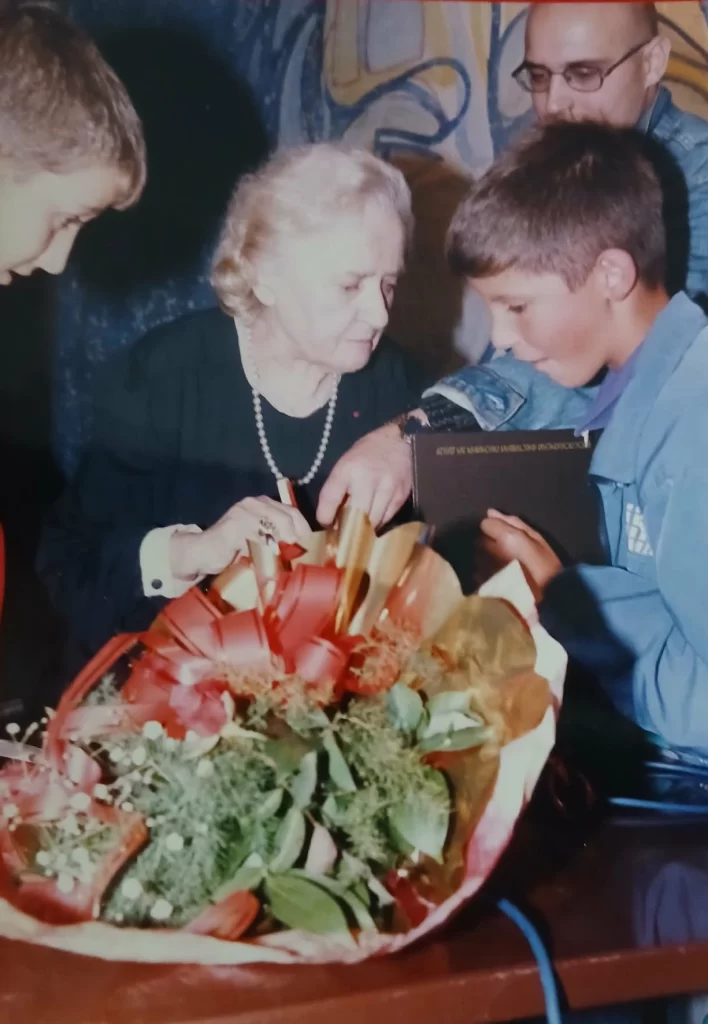 Мира Алечковић са децом